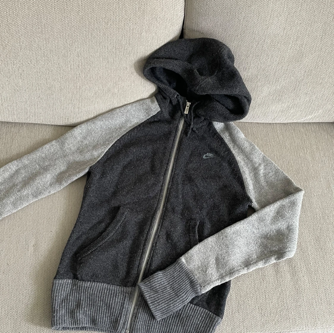 Stickad Nike huvtröja kofta