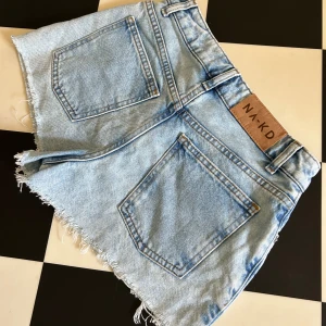 Jeansshorts från NA-KD strl 32 - Jeansshorts från NA-KD strl 32 i fint skick 