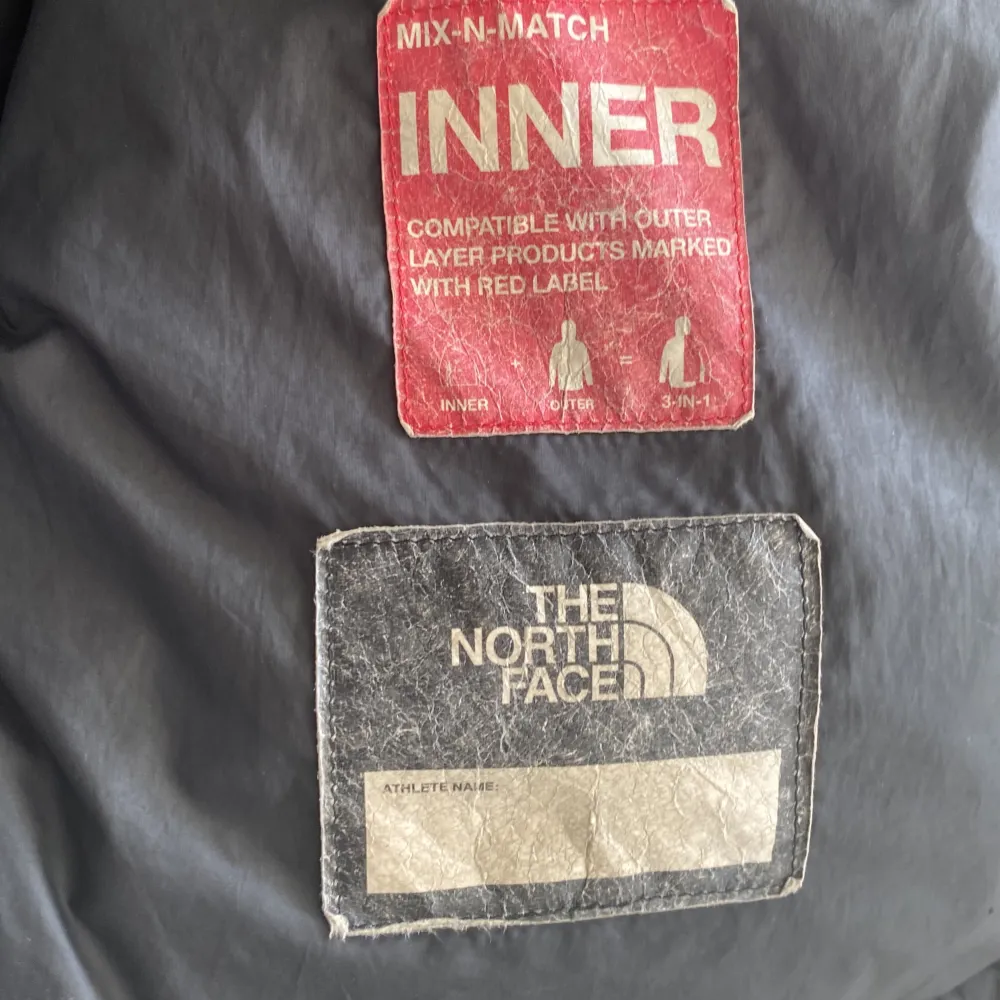 The north face ligger jacket i barn modell XL men sitter som en S eller M. Inga slitage för utom det jag visade på fotona och annars i bra skick. Jackor.