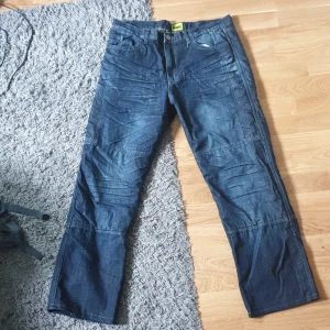 Mörkblåa baggy jeans - Coola mörkblåa doubleknee jeans.