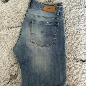 J.Lindeberg jeans Jay - Säljer dom här feta J.Lindeberg jeansen(modell Jay). Storlek 33/32, skick 7/10. Inga Hål eller revor. Bara att skicka ett meddelande om det är något man undrar på😼