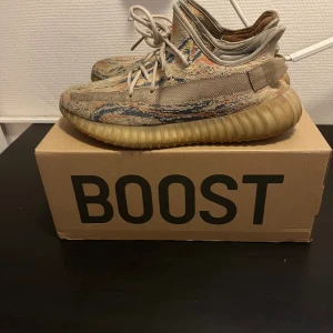 Yeezy 350 - Säljer nu mina yeezy 350 då dem inte kommer till användning. Skick 5/10. Ny pris 5000kr. Pris kan gå ner vid snabb affär. skriv vid frågor eller funderingar.😊