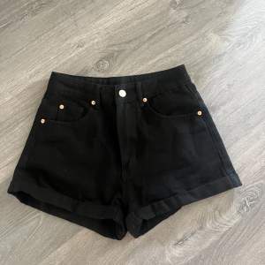 Svarta jeansshorts aldrig använda.