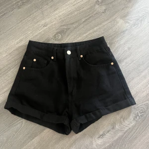 Svarta shorts - Svarta jeansshorts aldrig använda.