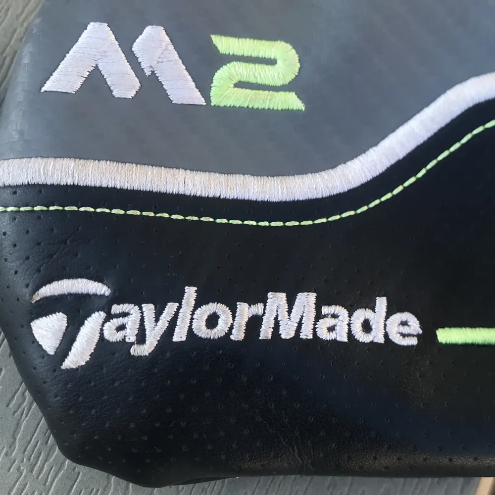 En svart och grå headcover från TaylorMade med M2-logotypen. Headcoveret tillhör originellt taylormade M2 hybrid men kan även användas till andra hybrid klubbor. Är i väldigt bra skick nästintill nyskick. Kolla även till min profil för andra annonser.. Accessoarer.