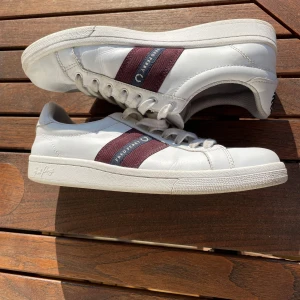 Fred perry skor - Riktigt snygga och stilrena fred perry skor Skick 9/10 knappt använda vilket man ser på bilderna  Pris kan diskuteras  Skriv vid frågor 