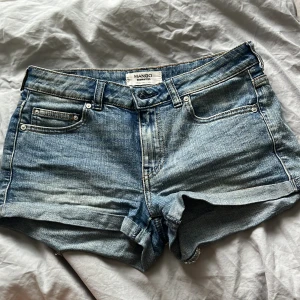 Jeansshorts - Ett par blåa jeansshorts som inte kommer till användning längre, inga defekter eller liknande!