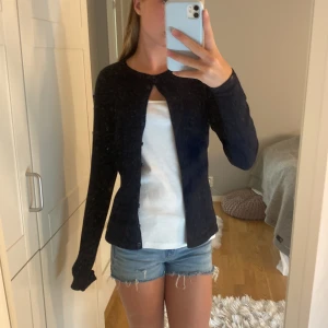 stickad kofta - hejj nu säljer jag en jättesnyggg stickad kofta från Saint Tropez!! 🔥 den är i nyskick och är köpt för 399 💞💞