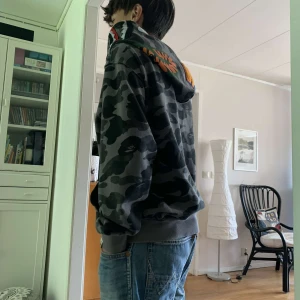 Bape zip - Bape zip up Det är tyvärr lite krångel med drag kedjan därför säljer jag den billigare 