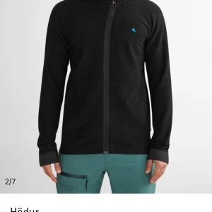 Klättermusen hödur  - Huvtröja med dragskedja från klättermusen. Ordinariepris: 2449kr. Storlek XS men passar S Helt ny med prislapp och etiketter. 