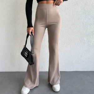 Byxor - Beige byxor från SHEIN. Använda 1 gång så i nytt skick. De är lite för stor på mig och gick ej returnera därför säljer jag. Storlek L men kan passa M om man har större höfter. 