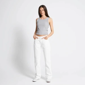 Vita lågmidjade jeans - Köptes för 400kr och har används en gång. Xs men skulle någ säga att man kan ha dem som xxs med. ❤️