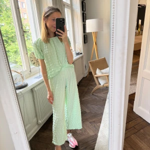 Turkost set från Zara - Jättegulligt set med en blus och byxor från Zara kids. Storlek 9-10 men väldigt oversize. Passar mig som är 1.60 gott och väl. 80 kr per del eller 150 för hela setet.