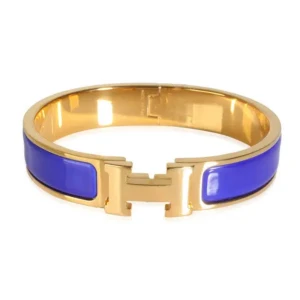 Intressekoll Hermés Clic H bracelet - Intressekoll på mitt Hermés Clic H Bracelet i royal blue med guldplätering köpt 2020. Väldigt bra skick: använde som mest 2020, sen dess har den legat i sin kartong. Intresserade får gärna kontakta mig i PM med prisförslag 😊Obs, bilder från Google. 