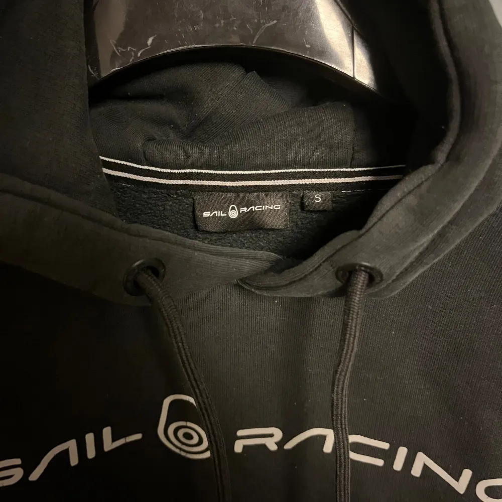 hej, säljer nu min sail racing hoodie i hyfsat bra skick, då den inte kommer till användning, Storlek smal.  Nypris 1000kr. Hoodies.