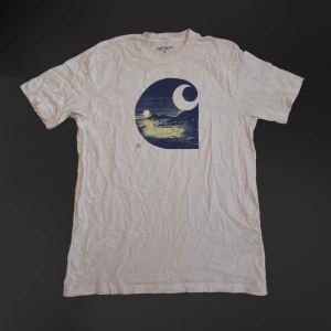 Carhartt tshirt - Köpt i tyskland för ett tag sen på samma ställe som den andra carhartt tishan ja säljer! också super snygg!! ps ser mycket mer skrynklig ut på kameran men tvättar och stryker innan den skickas!