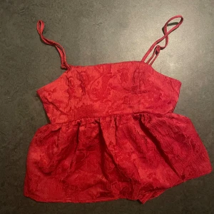 Röd topp  - Säljer min röda topp som jag aldrig använt, köpte i våras