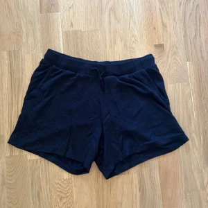 Svarta shorts storlek 176 - Svarta shorts i mjukt material i storlek 176. Köpa på LMTD. Sparsamt använda och är i fint skick. 