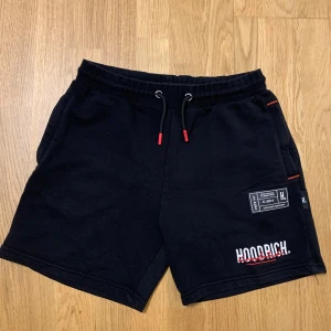 Hoodrich Shorts - Hoodrich shorts som inte har används. Köpt från JD och säljer för att jag inte kunnat matcha med mina andra kläder. Orginalpris 600 kr men säljer för 199 kr. Vid bekymmer är det bara att fråga.