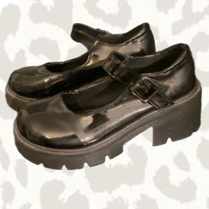 Marry jane skor - Jätte söta marry jane skor som är köpta ifrån aliexpress💖 de är lite använda och har kabor band som man sätter fast spennet med💖