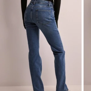 Jeans - Säljer ett par Low waist straight leg jeans från Nelly.com i storlek 40. Prislapp sitter på fortfarande. Är 165cm och de är perfekt i längden, kan funka för någon som är lite längre också då de släpar i marken när jag provat dem. Ord pris 599 