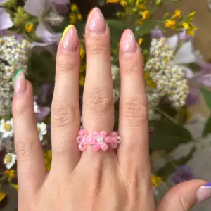 Lite mer Chunky Pärlad ring med rosa blommor. Supergullig accessoar till sommaren! 