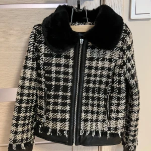 Mayoral svart blazer  - Storlek 10år/140cm. Använd några gånger. Passar perfekt till hösten och våren. 