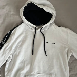 Champion hoodie - Riktigt nice hoodie från champion. Använd men i bra skick. Skulle säga 8/10. I storlek M