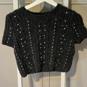 Stickad tröja  - Jätte fin stickad tröja med diamanter på perfekt till nyår💞 använt en gång. skriv för fler bilder