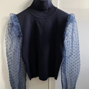 Marinblå tröja  - Använd vid max 3 tillfällen.  Passar även person med S i storlek. 