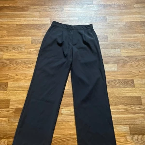 Kostymbyxa  - Hög midjad Kostymbyxa från lager 157, storlek S.  Lång i benen och pösiga. 