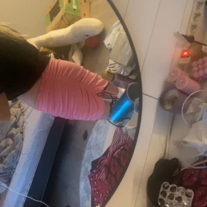 Zara kjol  - Säljer denna zara kjol som har lite textsnutten på sig, inga täcken på fläckar eller sånt, använd 3 gånger , sitter lite för tajt i midjan på mig och andvänder ej så ofta , köp gärna , pris kan diskuteras privat ifall ni har något föreslag 💞💞💕