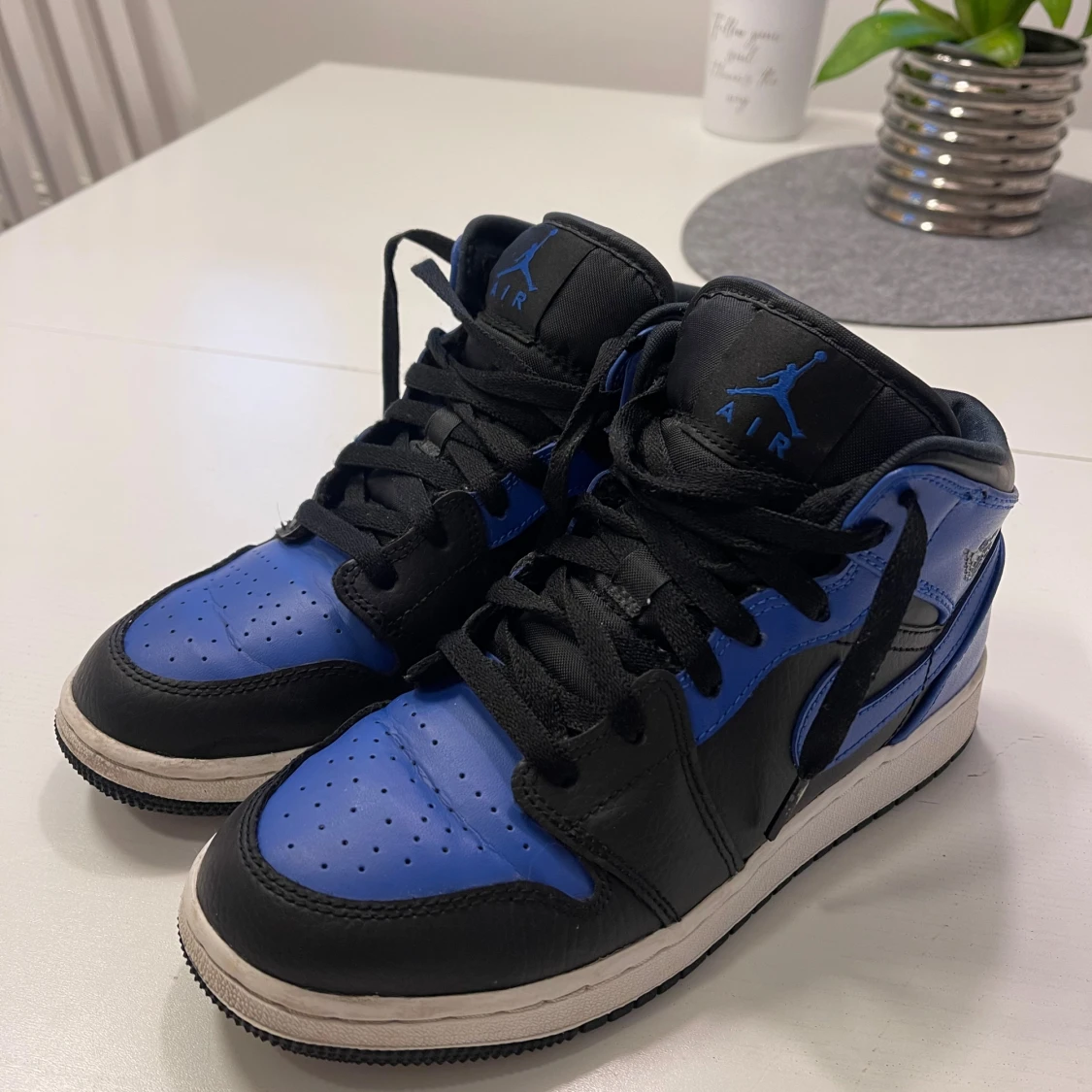 Jordan 1 mid Royal Blue  - 90