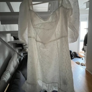 Fin vit klänning  - En fin vit klänning, Perfekt till Studenten eller skolavslutning!! Ej använd bara testad, lappen sitter kvar. Pris går att diskutera.