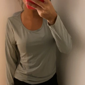 Superfin långärmad tröja🩵 - Långärmad bekväm tröja, en fin färg och superskön tröja som jag säljer pga jag tycker inte färgen passar mig Mwn annars jättefin🩵 använd en gång. 