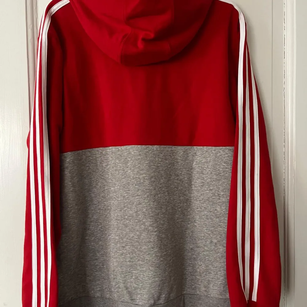 Som ny äkta Adidas hoodie storlek L  Nypris 700  Kommer från fräscht rök och djurfritt hem. Hoodies.