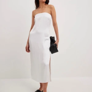 Chloé Shuterman x NA-KD vit satinklänning  - Helt ny med prislapp vit satinklänning från Chloé Shutermans kollektion för NA-KD. Storlek 36