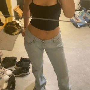 Lågmidjade jeans  - Jag säljer ett par lågmidjade jeans helt nya från Levis jag säljer dessa för dom e lite stor på mig passar runt S/M och är i väldigt bra priser kan även diskuteras skriv om du e intresserad!!