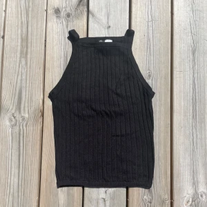 H&M- svart tank topp - En basic fin tank top ifrån hm. Den passar till allt och är i nyskick. Storlek xs men passar även s eftersom den e stretchig. Säljs då den inte kommer till användning💗