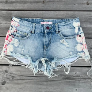 Lågmidjade jeansshorts  - Lågmidjade jeansshorts i ljusblått Midjemått: 36 cm tvärs över  Mycket bra skick, ser knappt använda ut