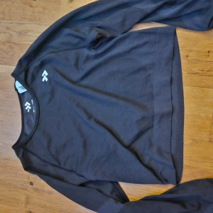 Träningströja - Träningströja i kort passform. Ej använd. Kan passa en L också.