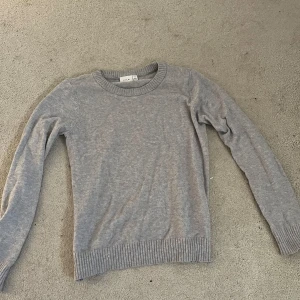 Stickad tröja - Säljer min vila stickade tröja för att den inte kommit till användning