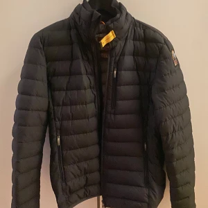 Parajumper jacka lightweight - Riktigt snygg Parajumper jacka som är i väldigt bra skick utvändigt och ser nästintill ny ut. Defekt finns dock på vänsterfickan och de är en reva som gör att fickan inte går att använda men syns inget utvändigt. OBS skriv dm om passform.