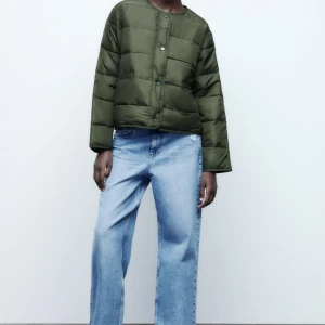 Jacka från Zara - Militärgrön pufferjacket från Zara 