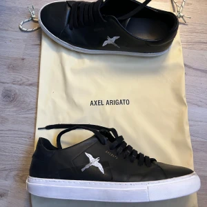 Axel arigato  - Säljer dessa arigato skor i grymt skick. Storlek 43  Påse medföljer, Ny pris: 2500, mitt pris 800 Pris går att diskutera vid en snabb affär