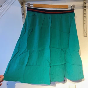 Grön kjol  - Söt & luftig kjol från Lindex märke Holly & Whyte. Den är i storlek XS & slutar precis över knäna på mig som är 168 cm. Bara använd någon enstaka gång!