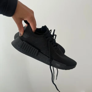 Adidas NMD_R1 Triple Black strl 38 - Nästan helt nya, använd en gång. Perfekt skick. Storlek 38. Originalpris va 1500kr. Säljer för 650.. 