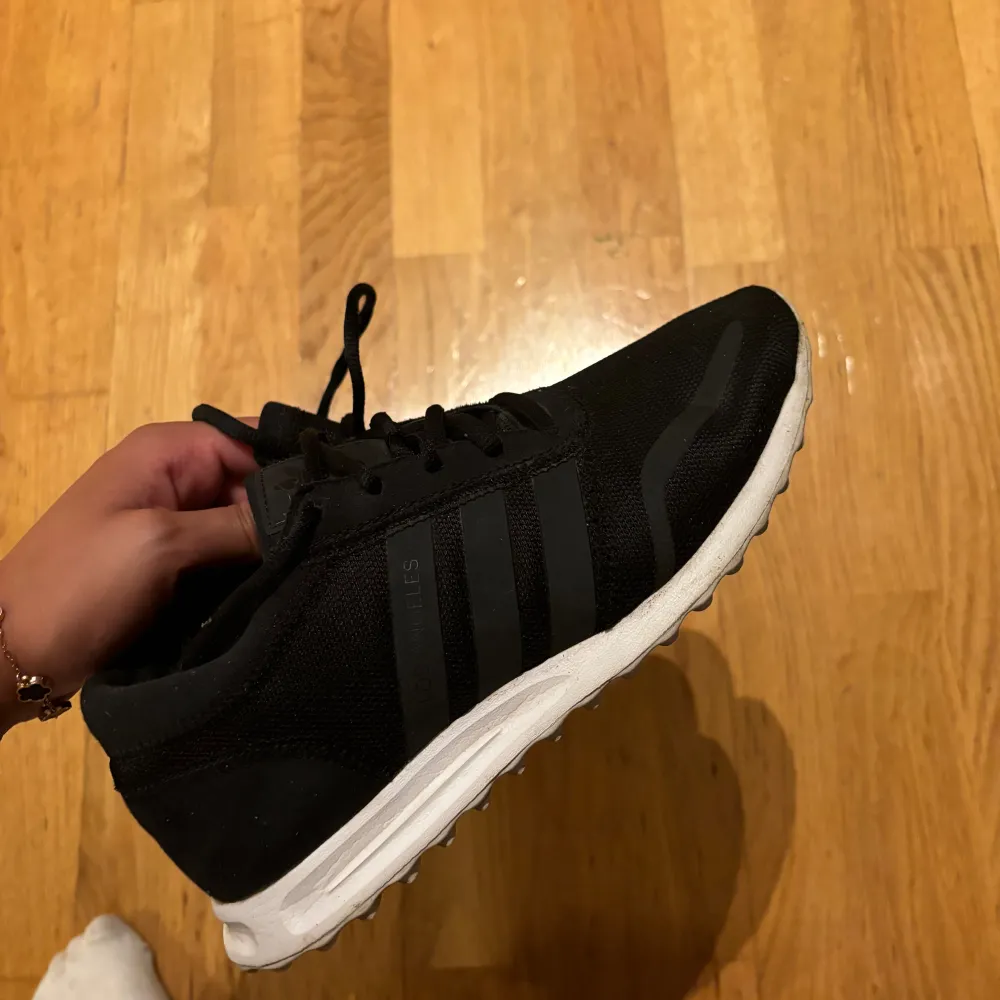 Mina knappast använda Adidas sneakers säljs då dem är försmå för mig. Knappast använda och ligger bara och skräpar. Säljer för 250 kr, . Skor.