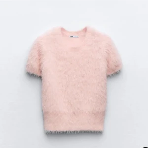 Rosa Stickad  Zara tröja  - Jag säljer en Rosa Stickad Zara tröja som endast använts en gång❤️ Den har inga tecken på användning❤️Säljer för 180 kr men pris kan diskuteras vid intresse av köp❤️ 