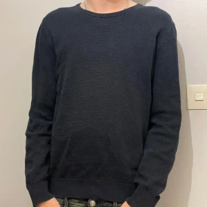 J.Lindeberg Tröja - En blå J.Lindeberg tröja. Skick 8/10 inga defekter men den ser inte helt ny ut. Hör av er vid frågor 